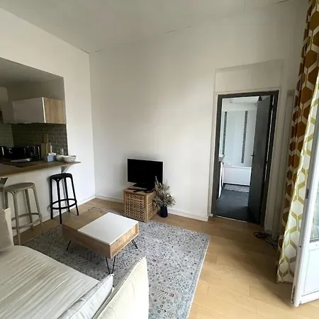 Apartment Avec Balcon - Jardin Public